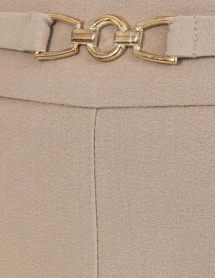 Pantalón de vestir con detella de hebilla (disponible en beige y chocolate)