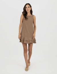 Vestido corto con detalle de olán (disponible en café y camel)