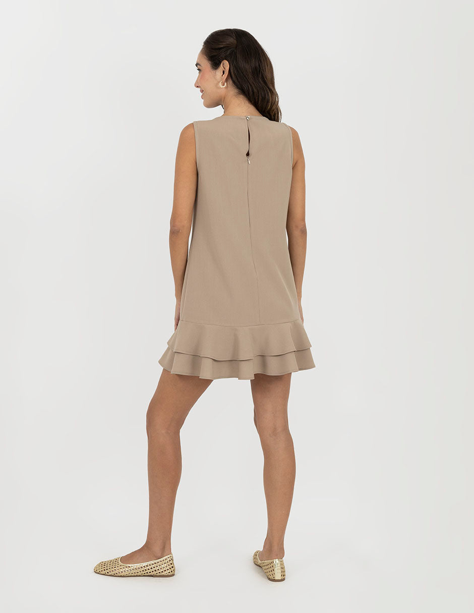 Vestido corto con detalle de olán (disponible en café y camel)