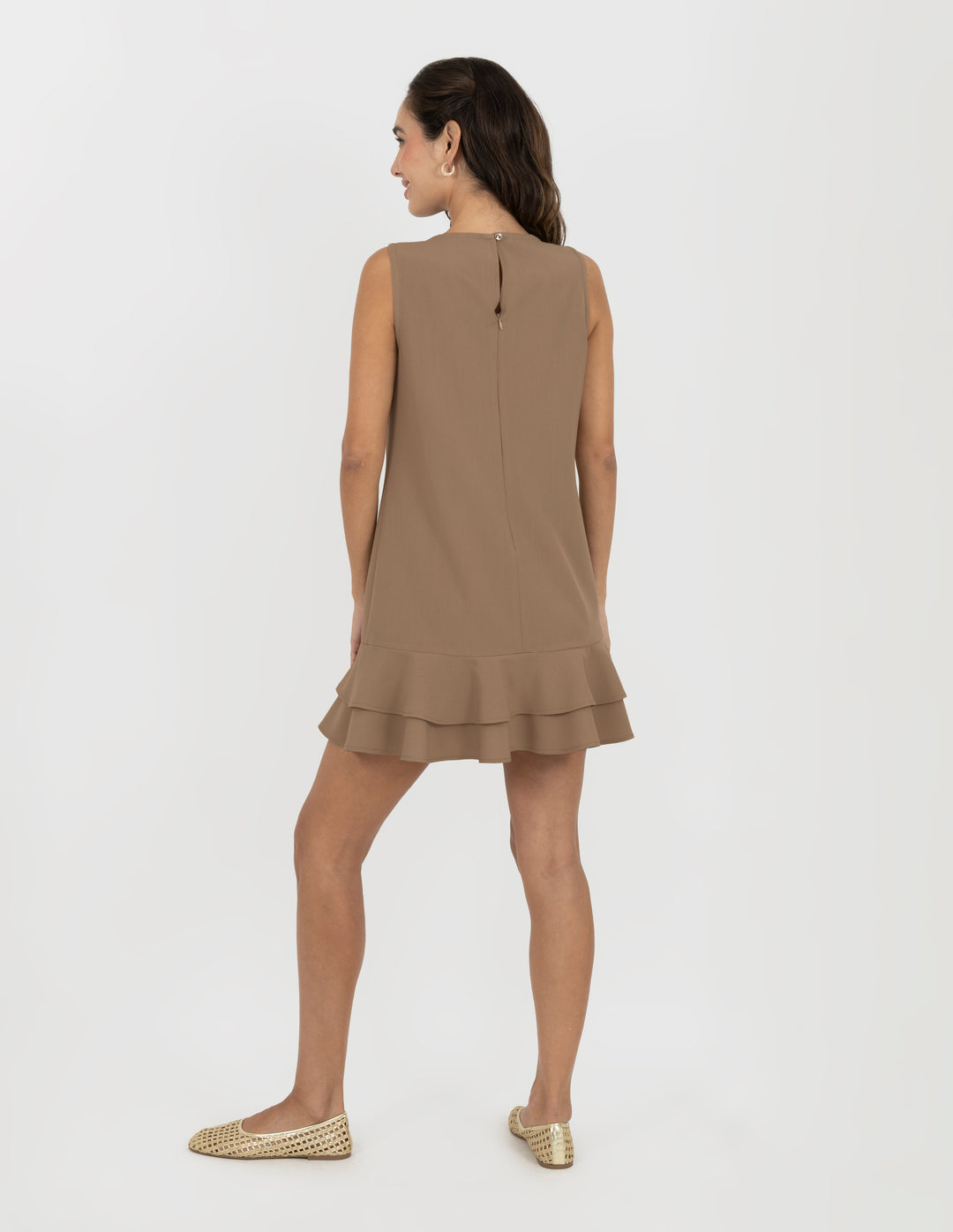 Vestido corto con detalle de olán (disponible en café y camel)