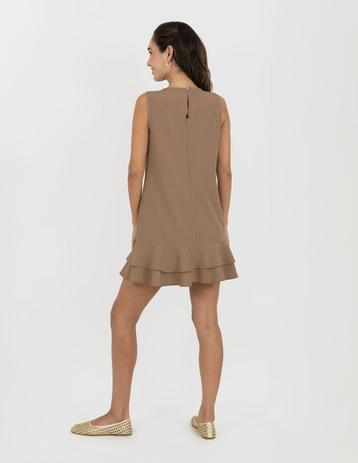 Vestido corto con detalle de olán (disponible en café y camel)