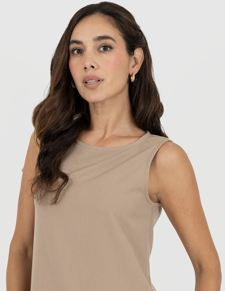 Vestido corto con detalle de olán (disponible en café y camel)