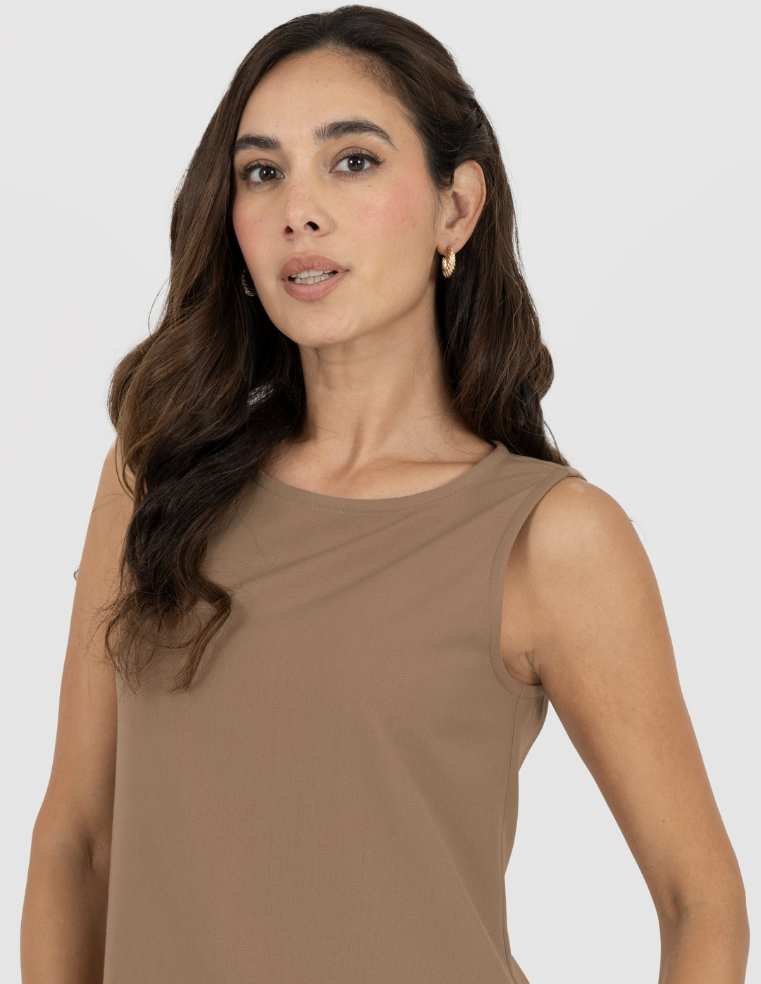 Vestido corto con detalle de olán (disponible en café y camel)