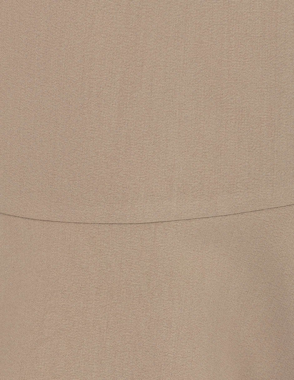 Vestido corto con detalle de olán (disponible en café y camel)