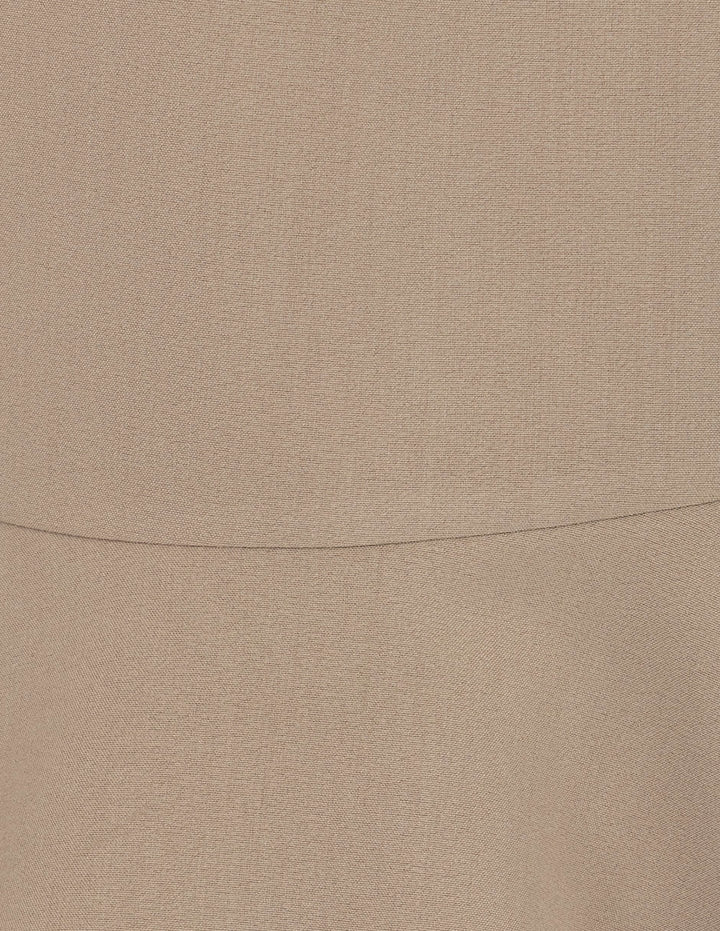 Vestido corto con detalle de olán (disponible en café y camel)