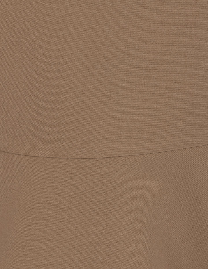 Vestido corto con detalle de olán (disponible en café y camel)