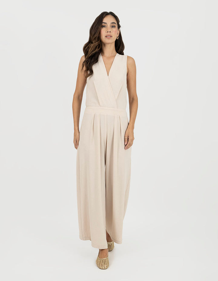 Jumpsuit largo beige con detalle de escote en la espalda