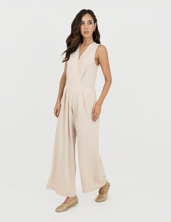 Jumpsuit largo beige con detalle de escote en la espalda