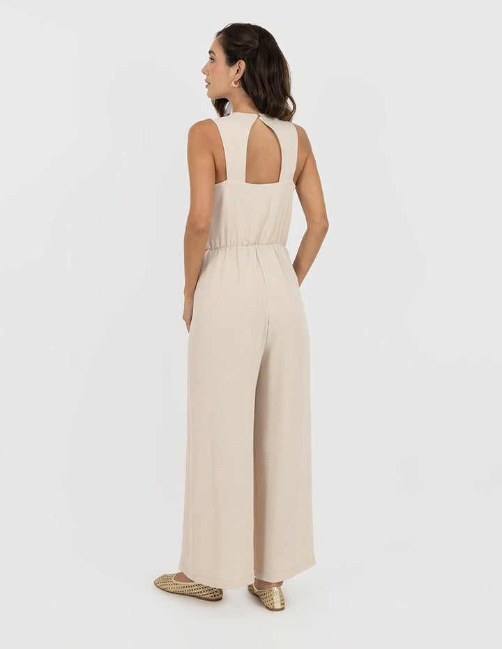 Jumpsuit largo beige con detalle de escote en la espalda