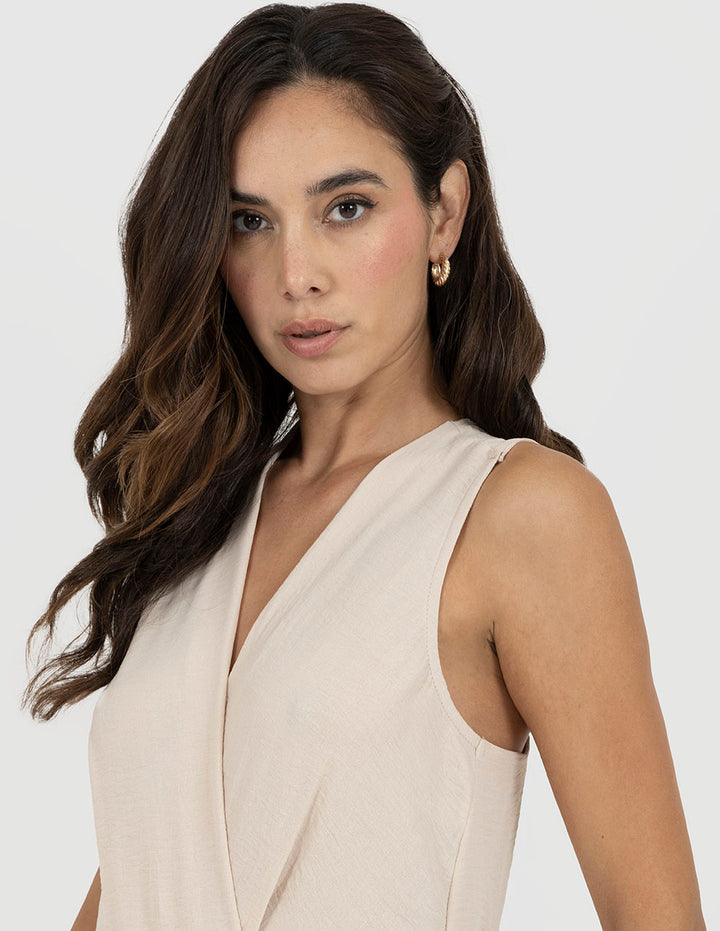 Jumpsuit largo beige con detalle de escote en la espalda