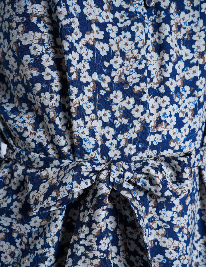 Vestido azul estampado con mangas 3/4