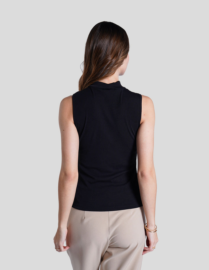 Blusa negra sin mangas y escote de encaje