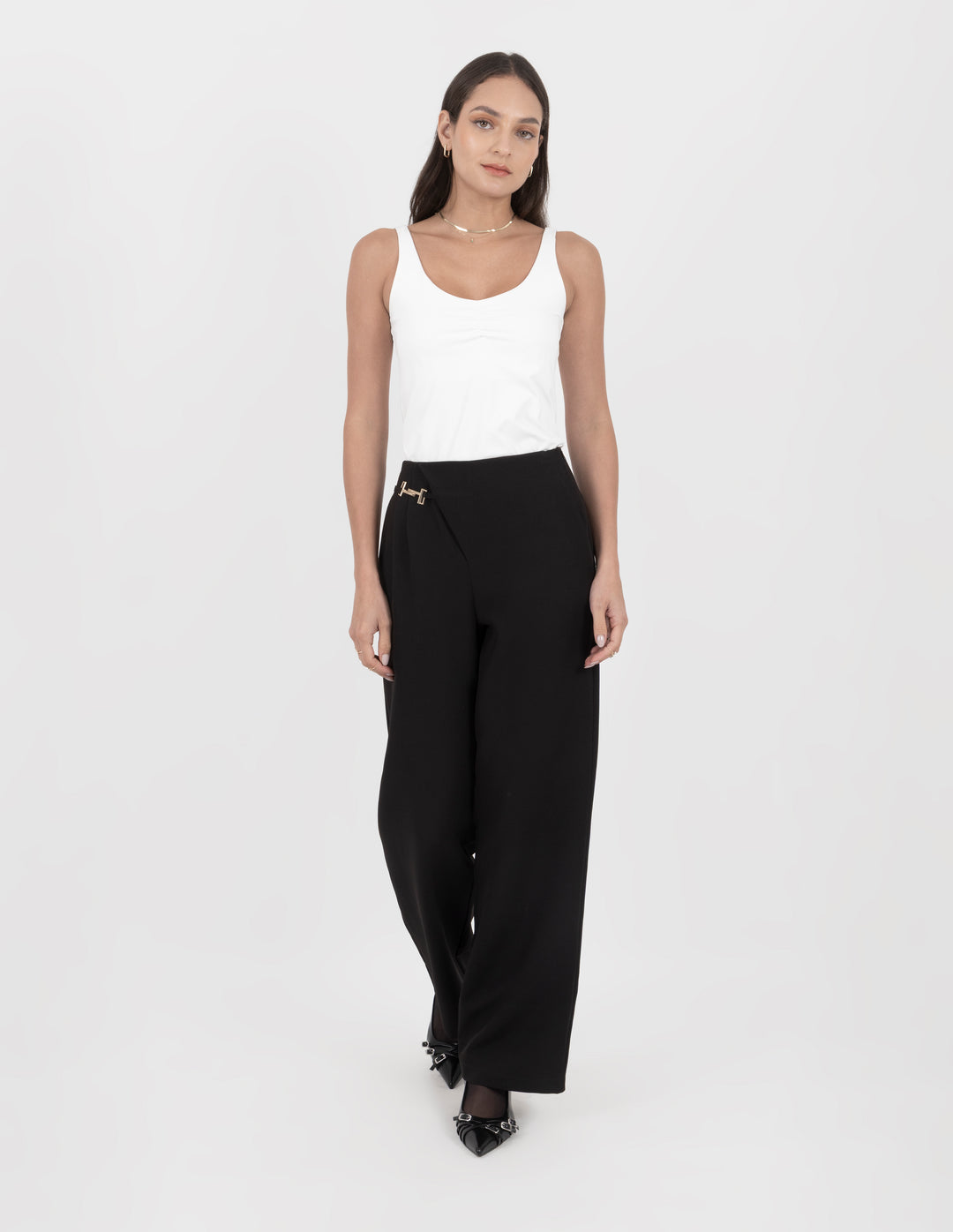 Pantalón negro de vestir con detalle en costado