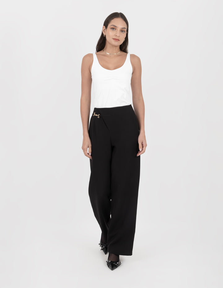 Pantalón negro de vestir con detalle en costado