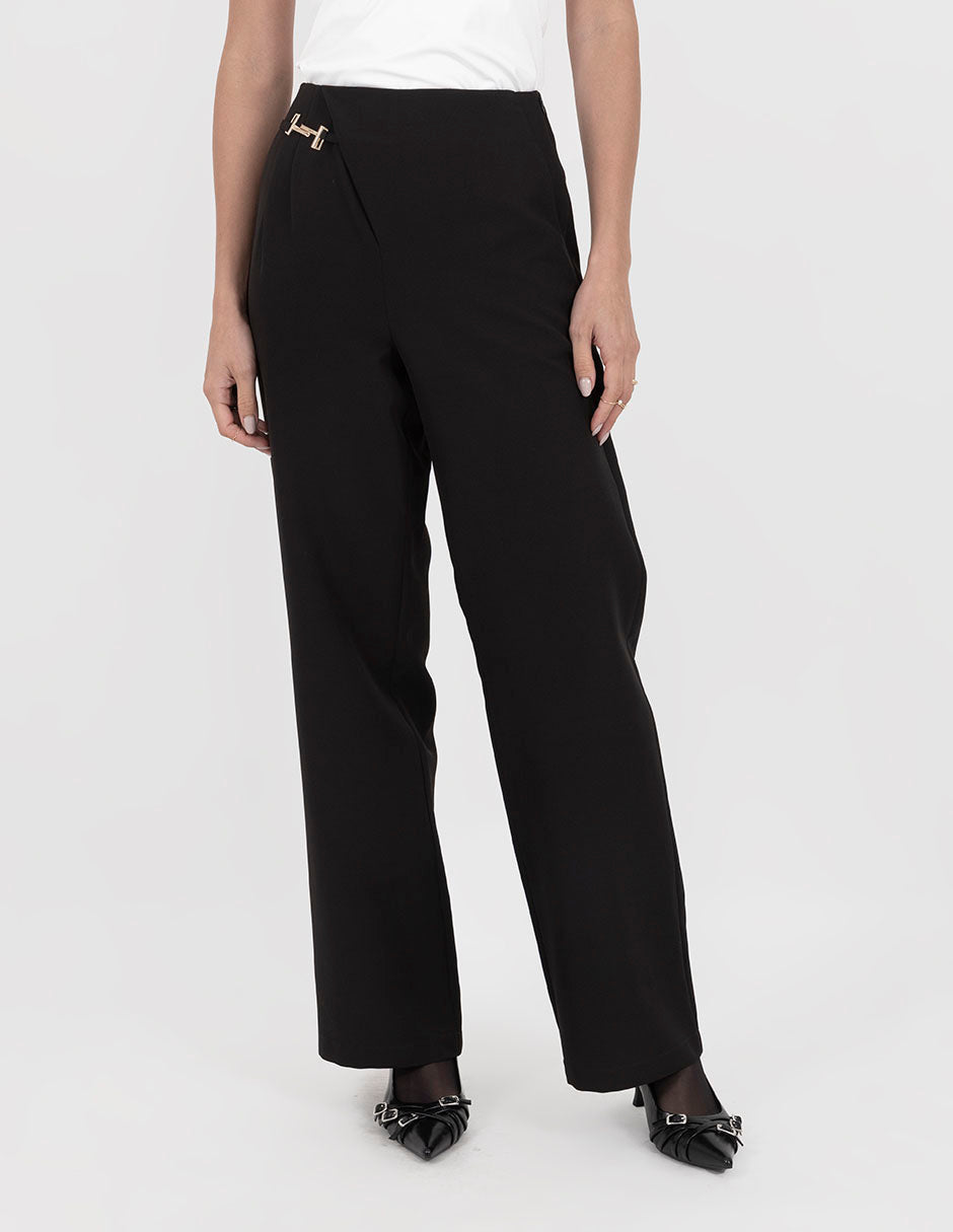 Pantalón negro de vestir con detalle en costado