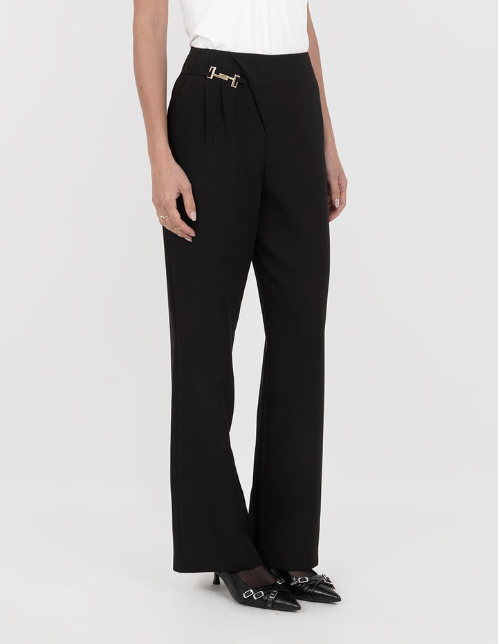 Pantalón negro de vestir con detalle en costado