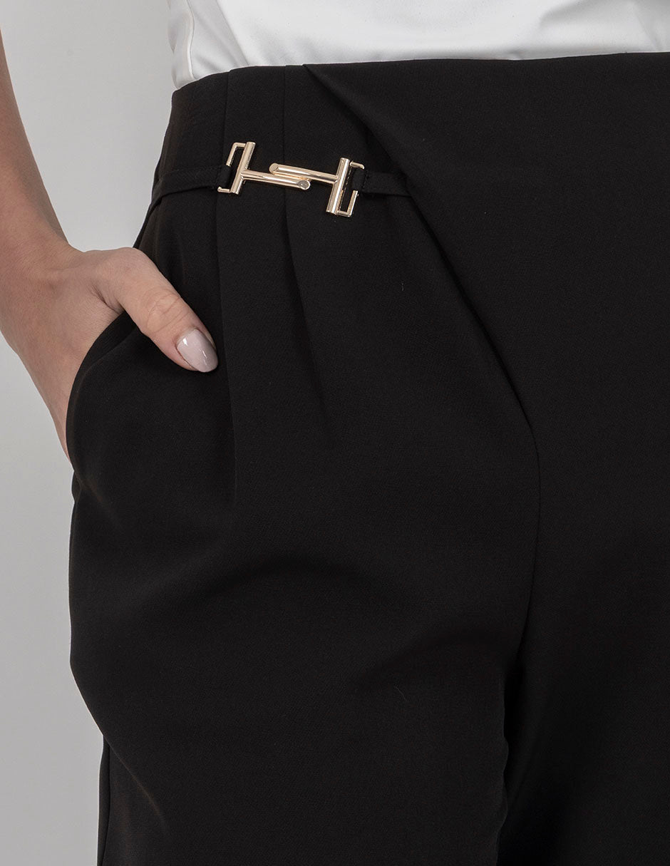 Pantalón negro de vestir con detalle en costado