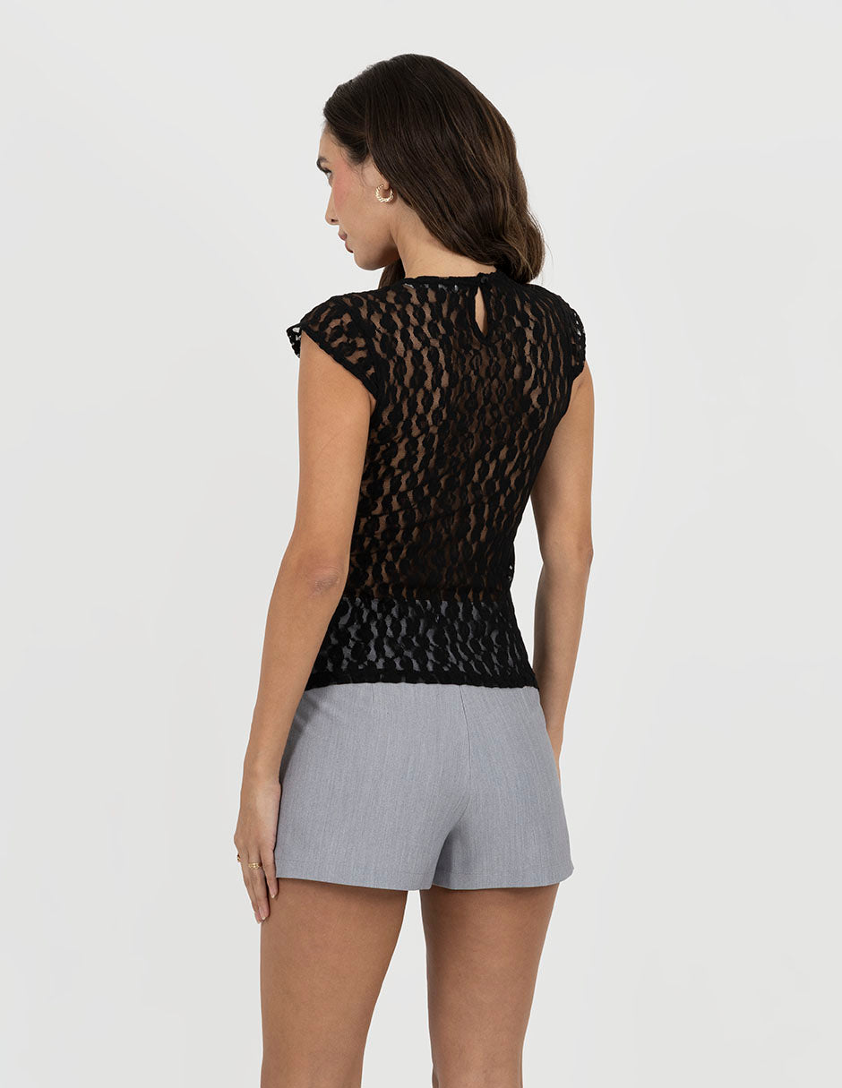 Blusa negra con detalle en cuello y espalda