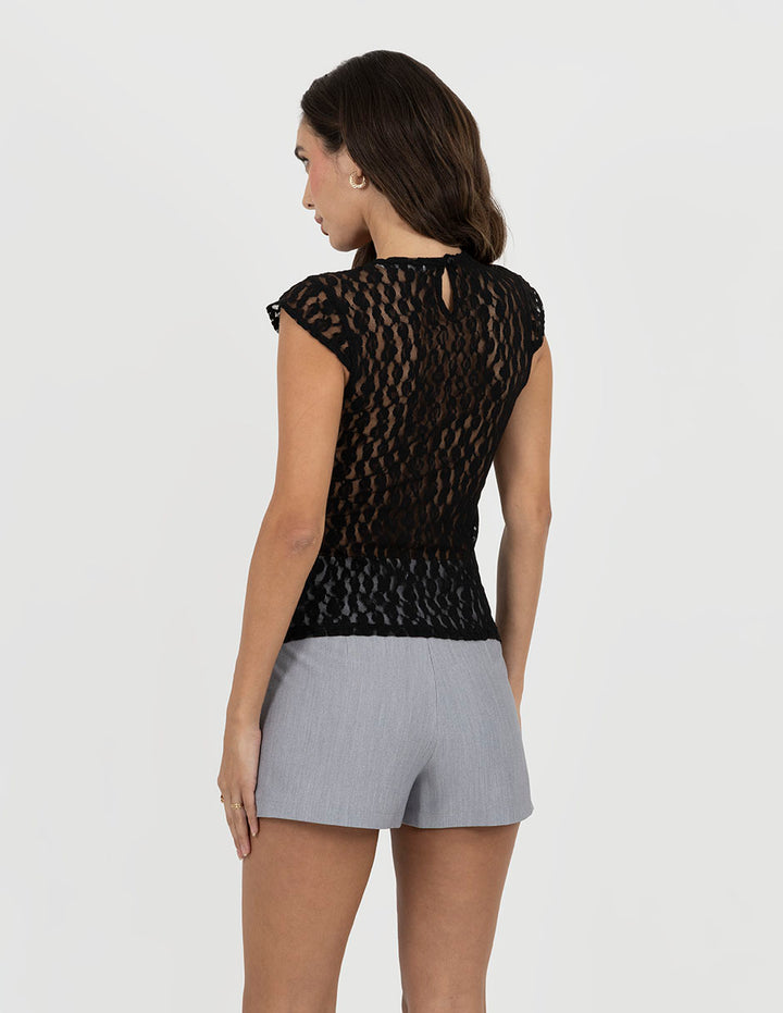 Blusa negra con detalle en cuello y espalda