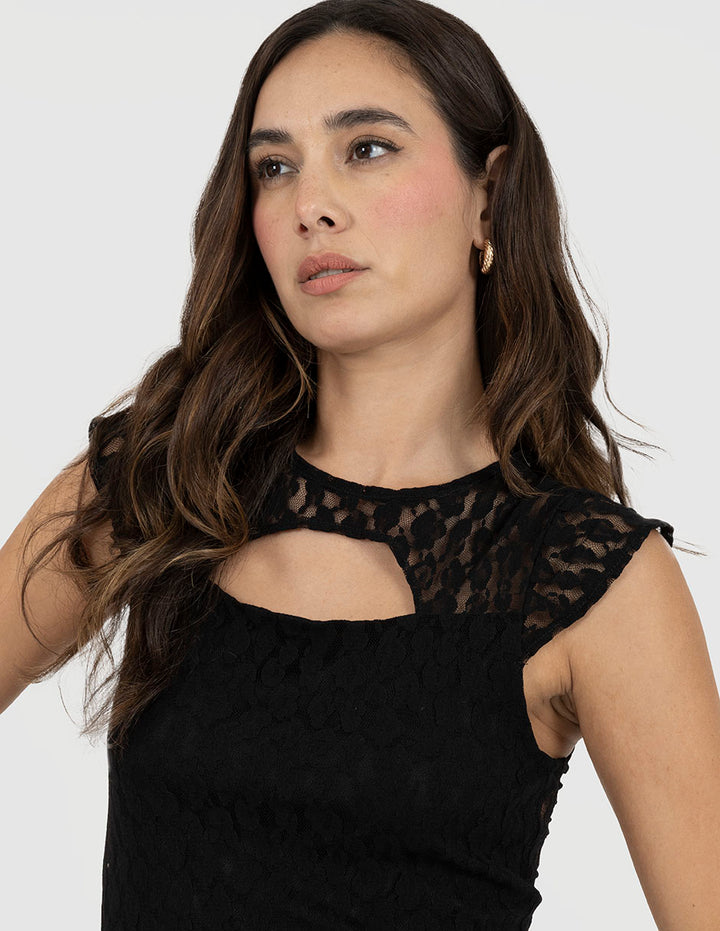 Blusa negra con detalle en cuello y espalda