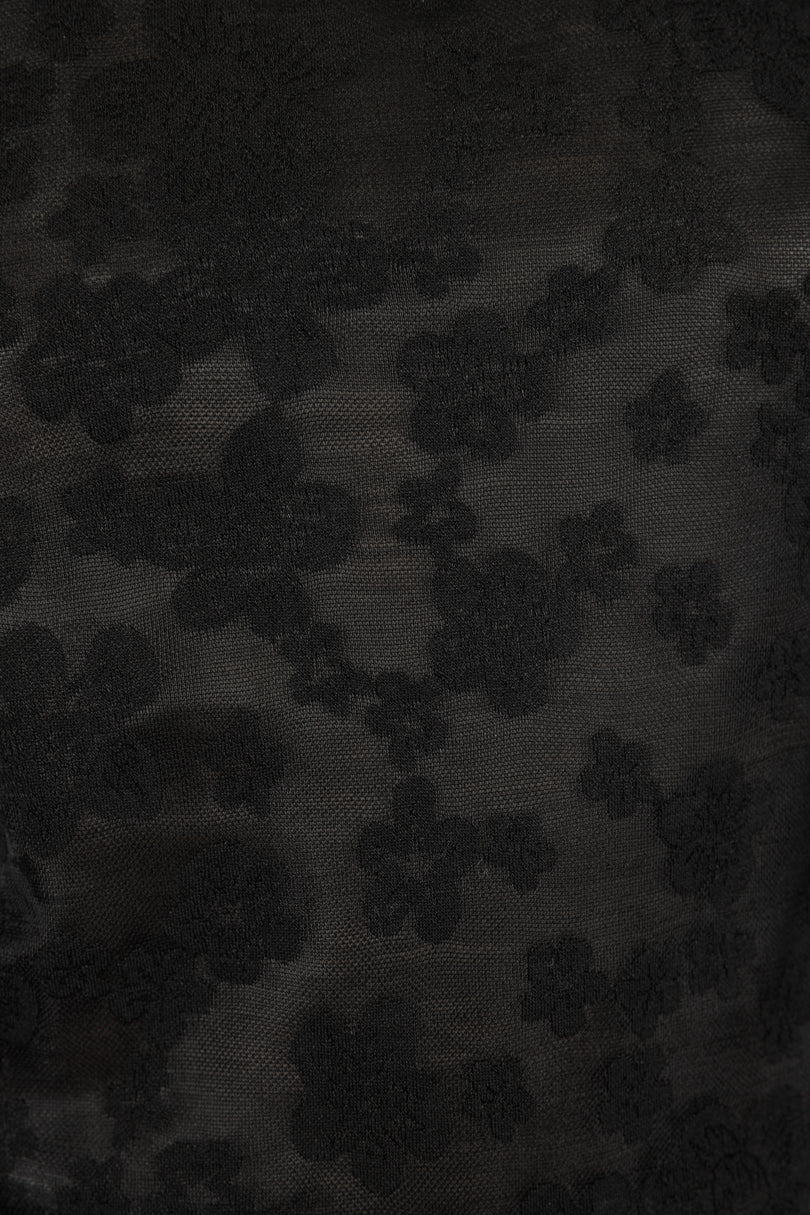 Blusa negra con detalle en cuello y espalda