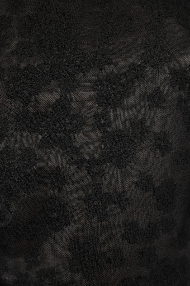Blusa negra con detalle en cuello y espalda