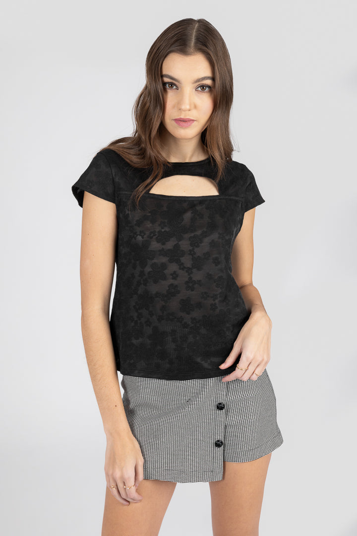 Blusa negra con detalle en cuello y espalda