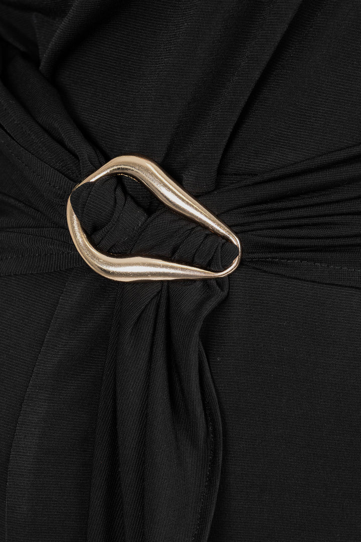 Vestido negro corto de manga larga y detalle de hebilla