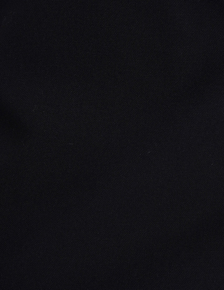 Falda short negra con detalle de brillos