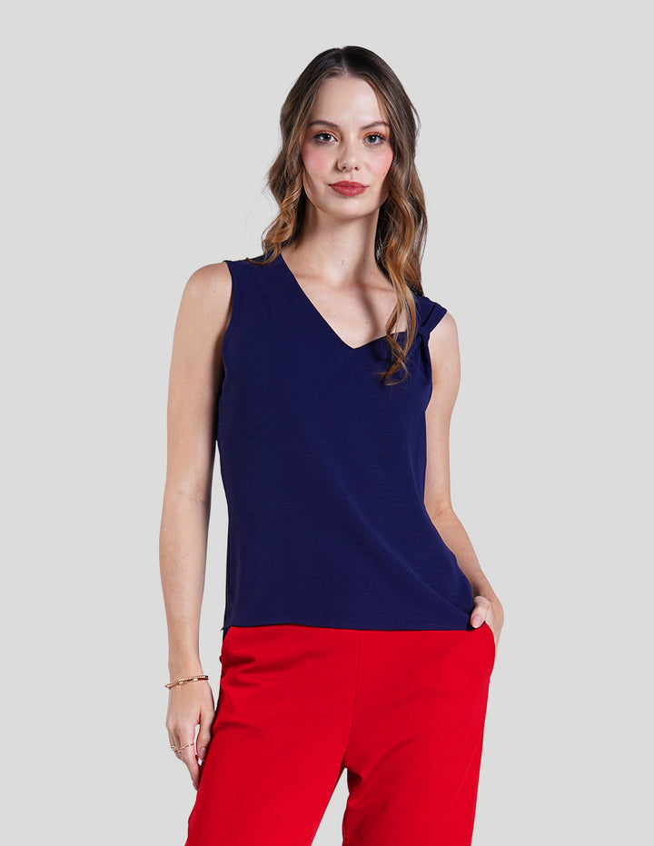 Blusa azul marino sin mangas y detalle de moño en hombro