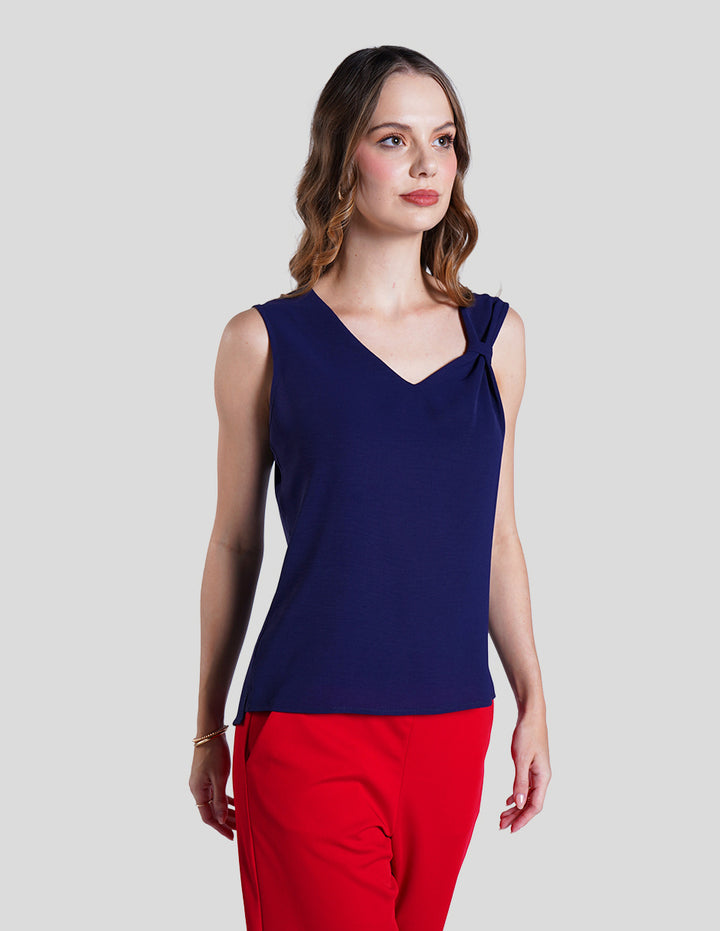 Blusa azul marino sin mangas y detalle de moño en hombro
