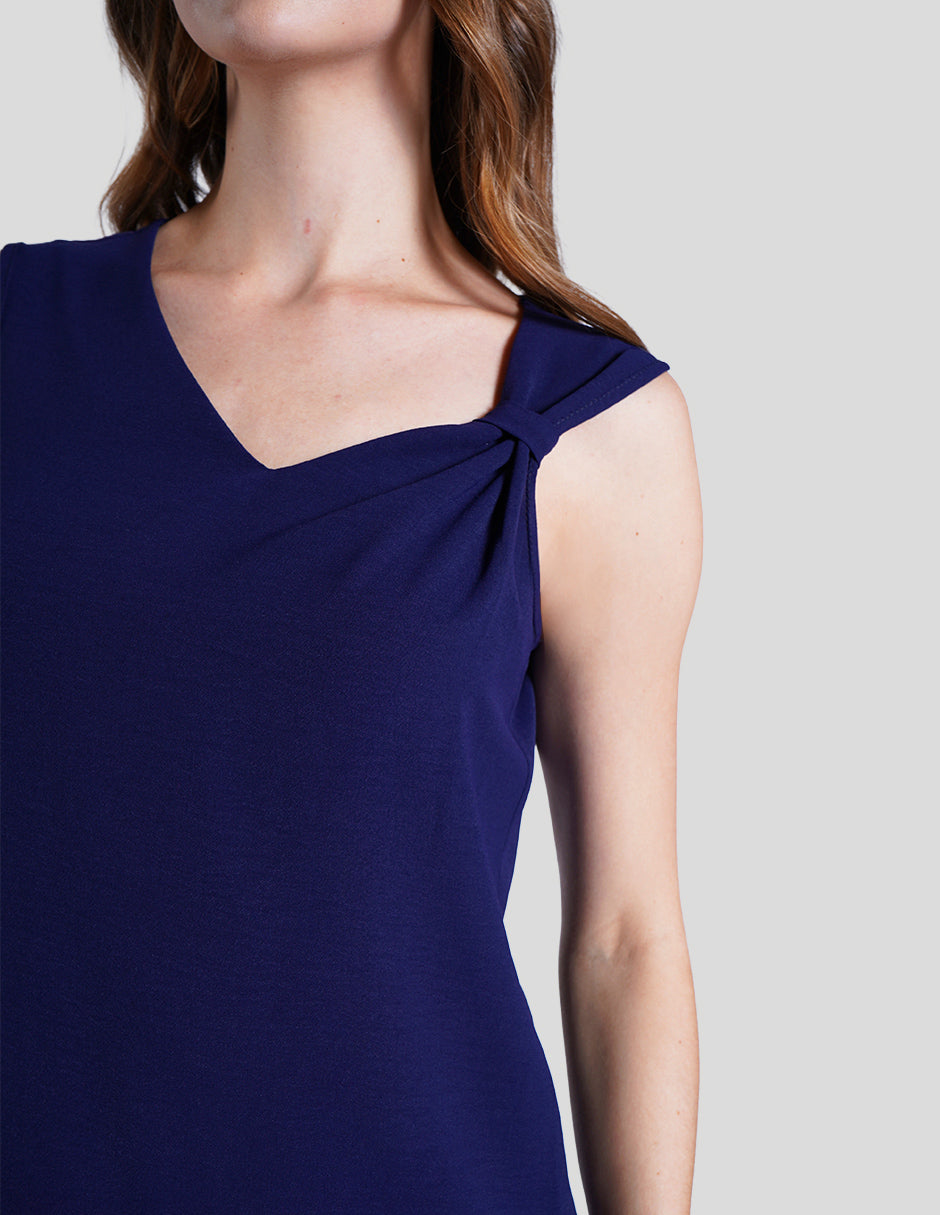 Blusa azul marino sin mangas y detalle de moño en hombro