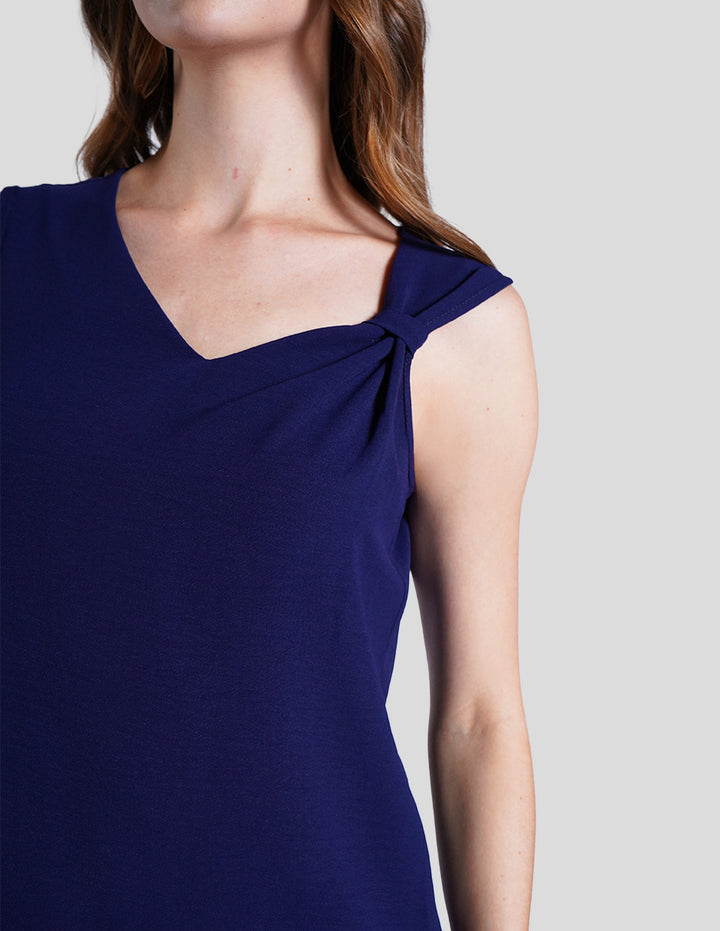 Blusa azul marino sin mangas y detalle de moño en hombro