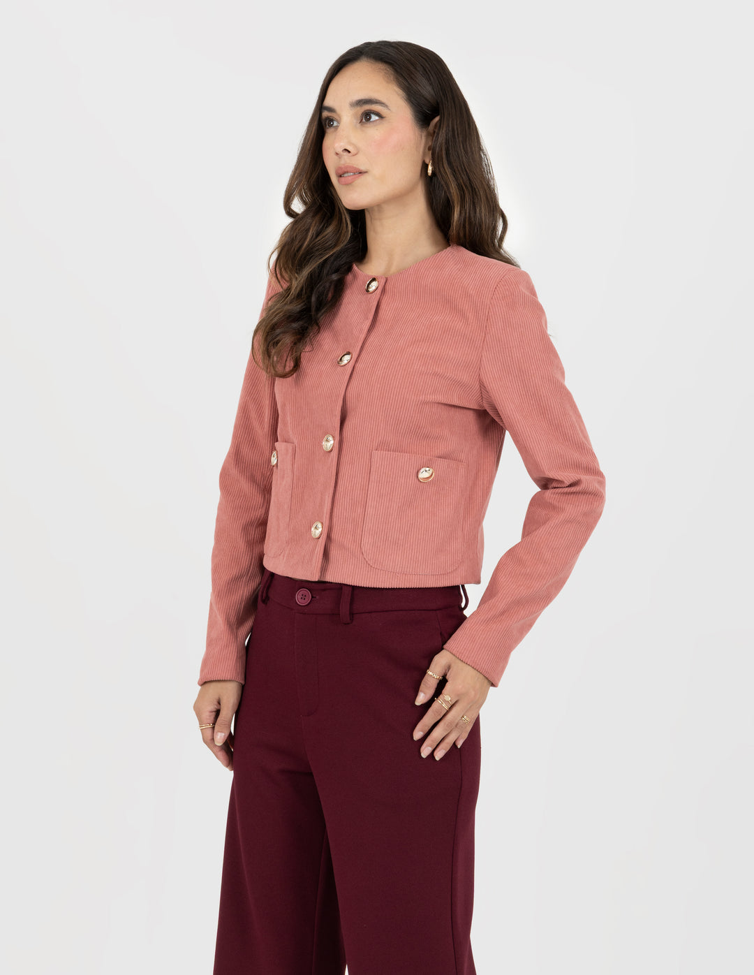 Suéter rosa corto y botones enfrente