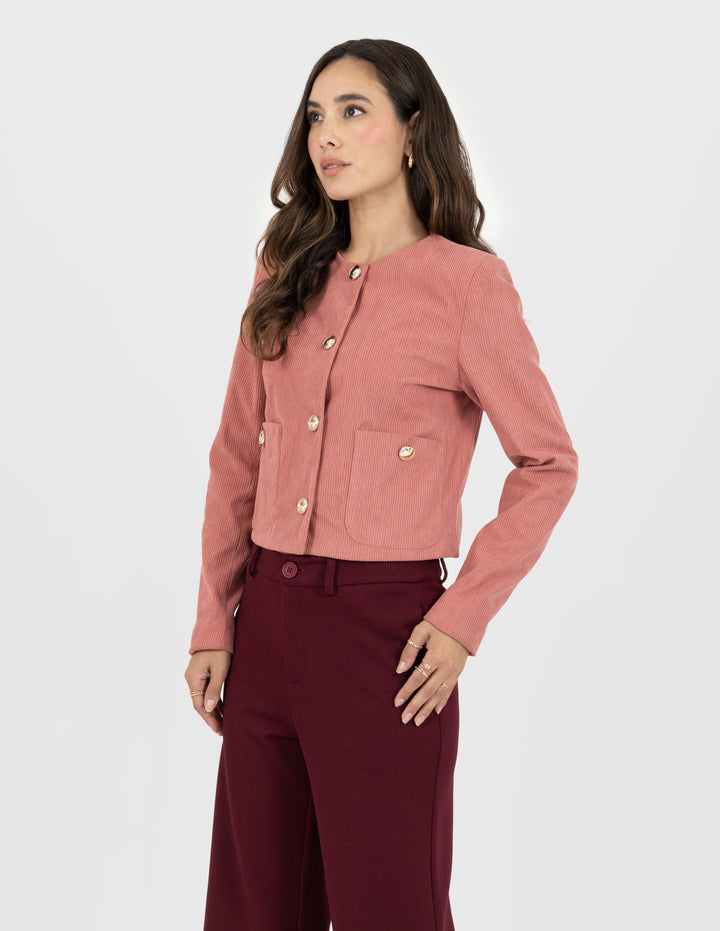 Suéter rosa corto y botones enfrente