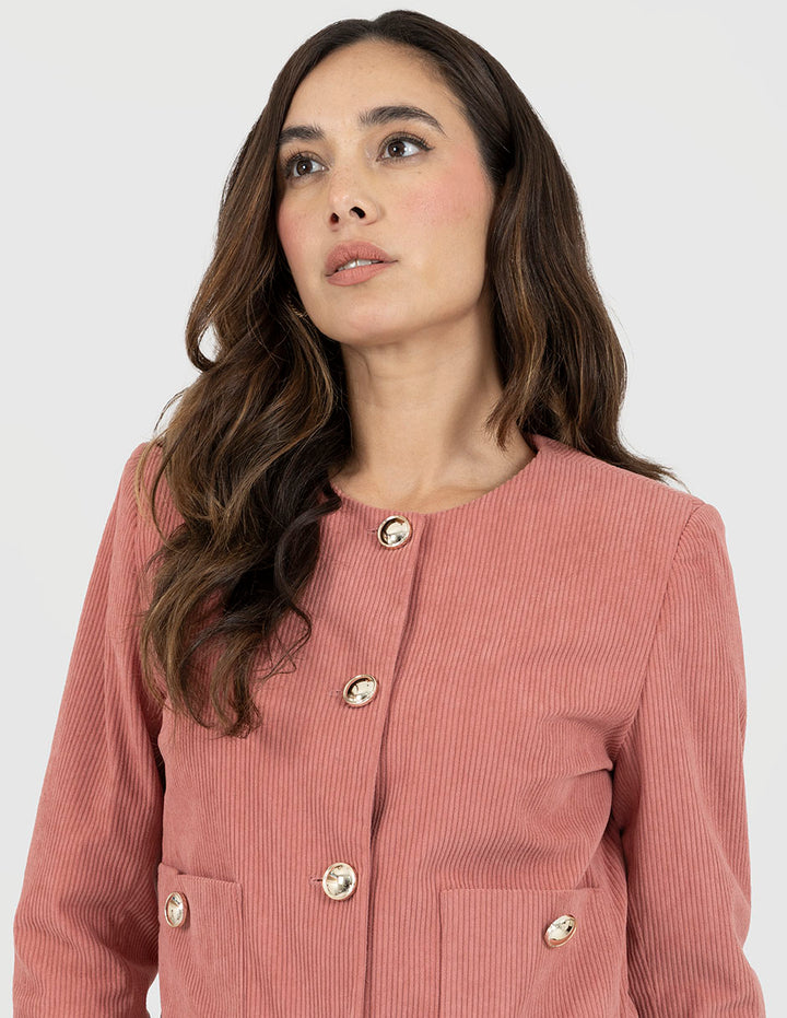 Suéter rosa corto y botones enfrente