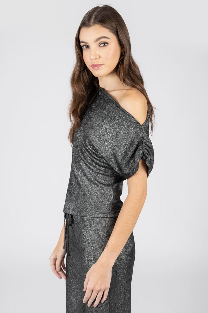 Blusa asimétrica plateada con brillos (Conjunto)