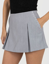 Short falda gris claro con detalle en el costado