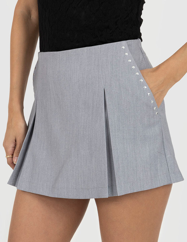 Short falda gris claro con detalle en el costado