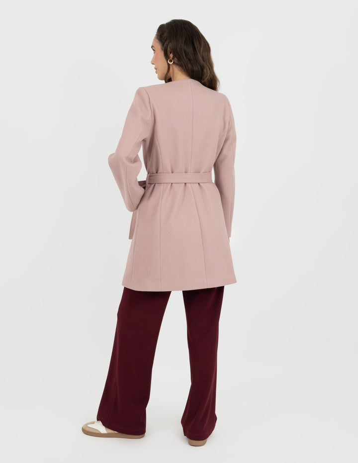 Abrigo largo rosa con jareta en la cintura