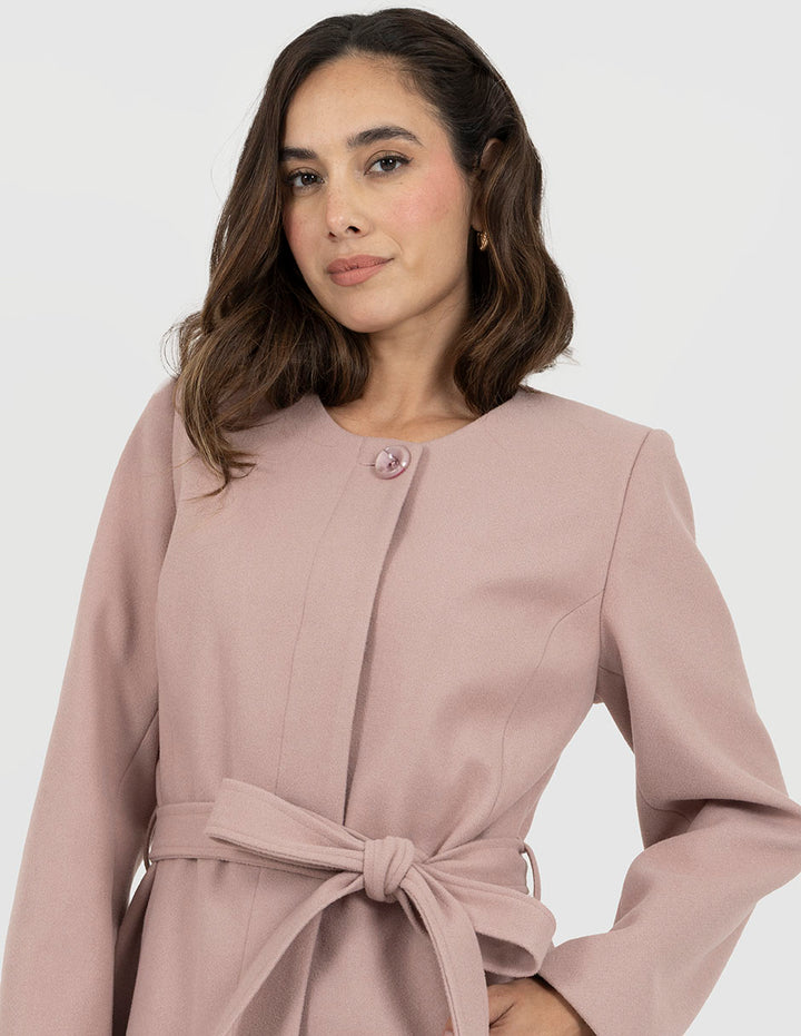 Abrigo largo rosa con jareta en la cintura