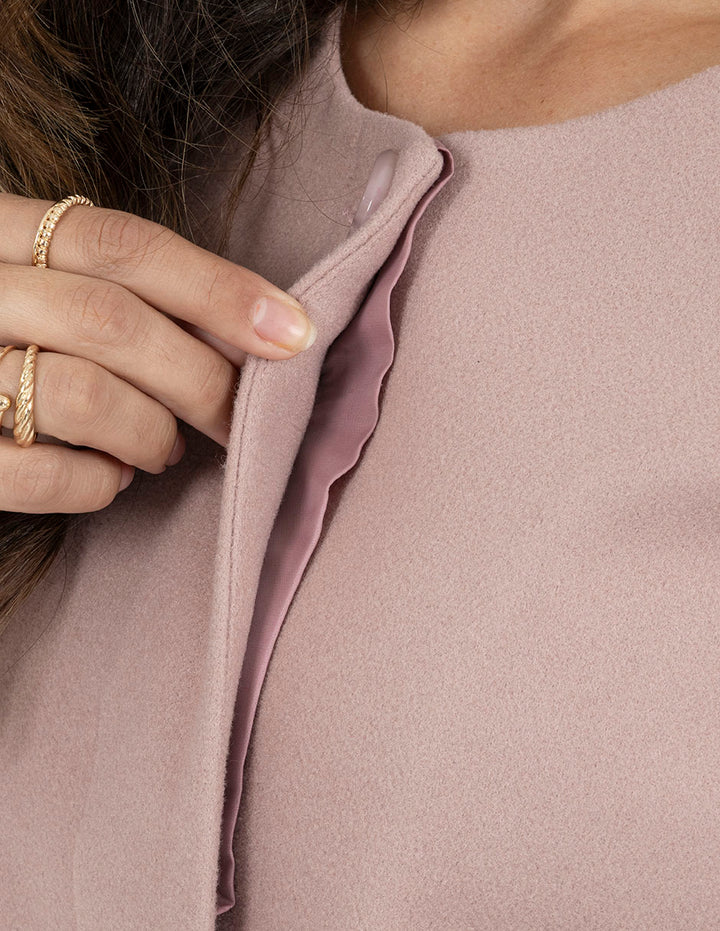 Abrigo largo rosa con jareta en la cintura