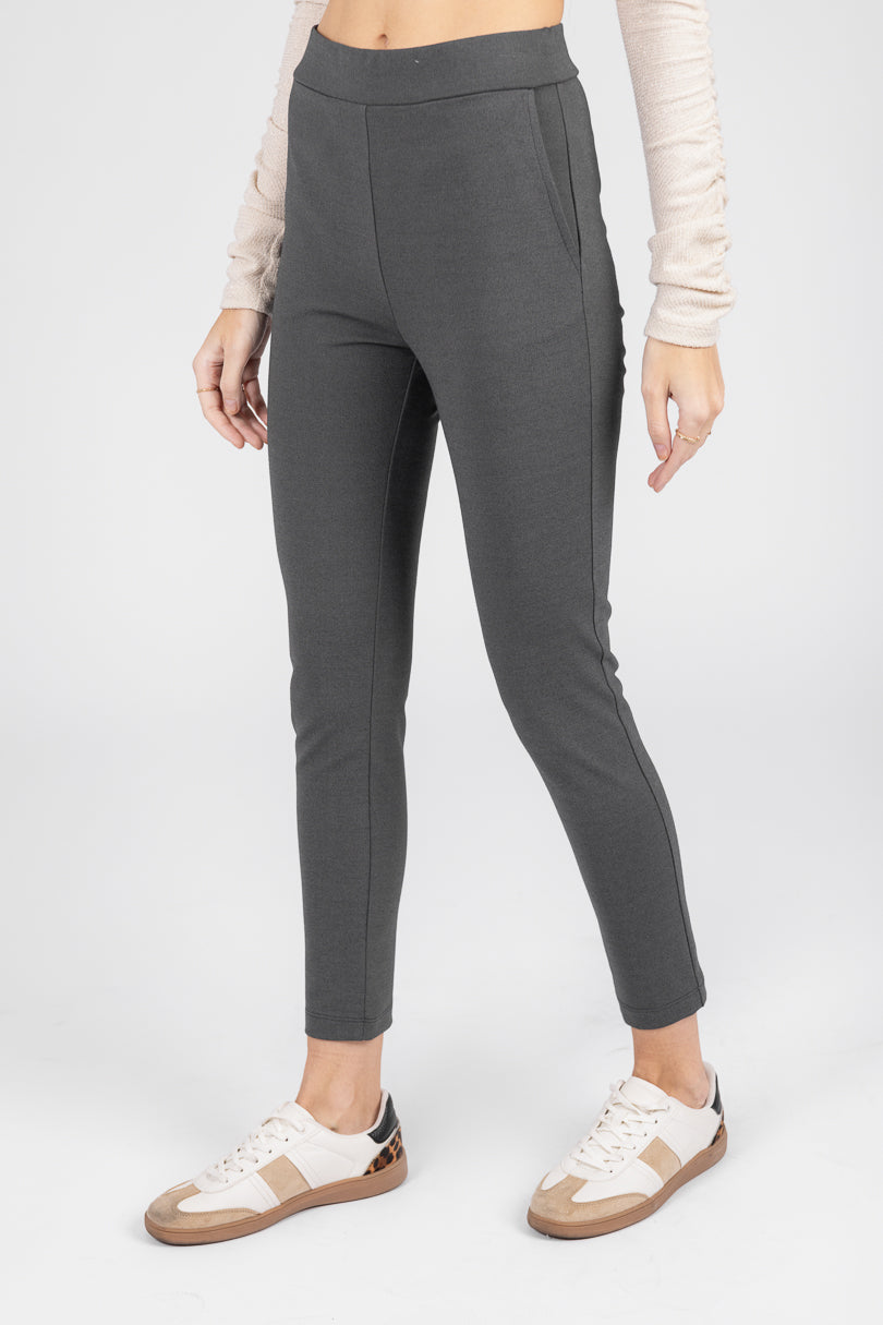Pantalón tipo leggin (disponible en negro, café y gris)
