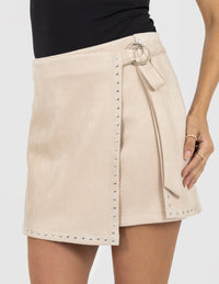 Falda beige corta con detalle y hebilla plateada