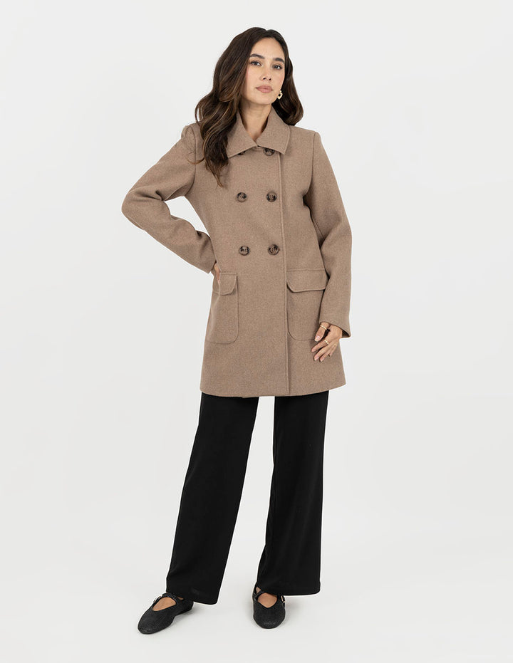 Abrigo largo color caqui y bolsillos laterales