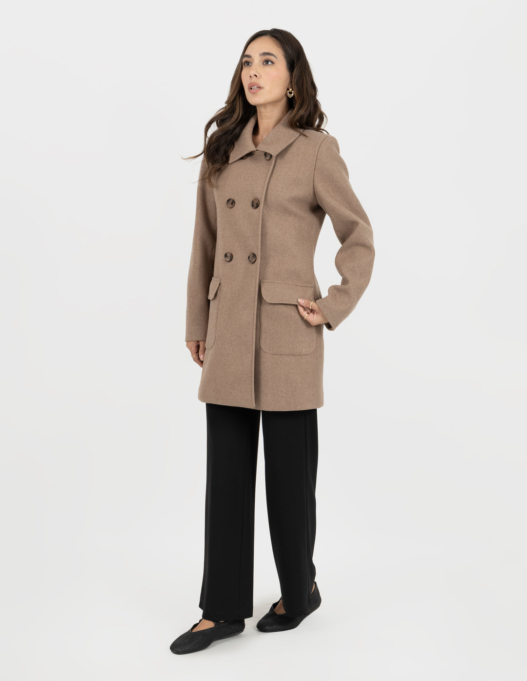 Abrigo largo color caqui y bolsillos laterales