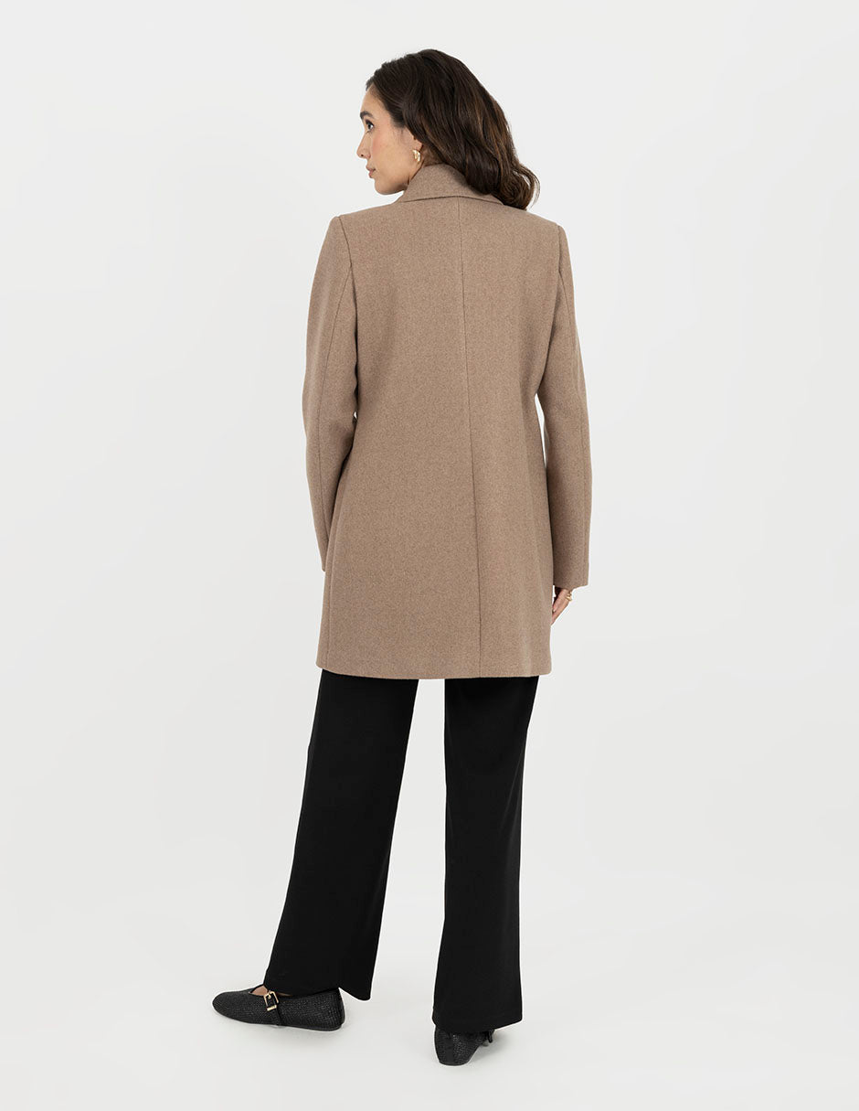 Abrigo largo color caqui y bolsillos laterales