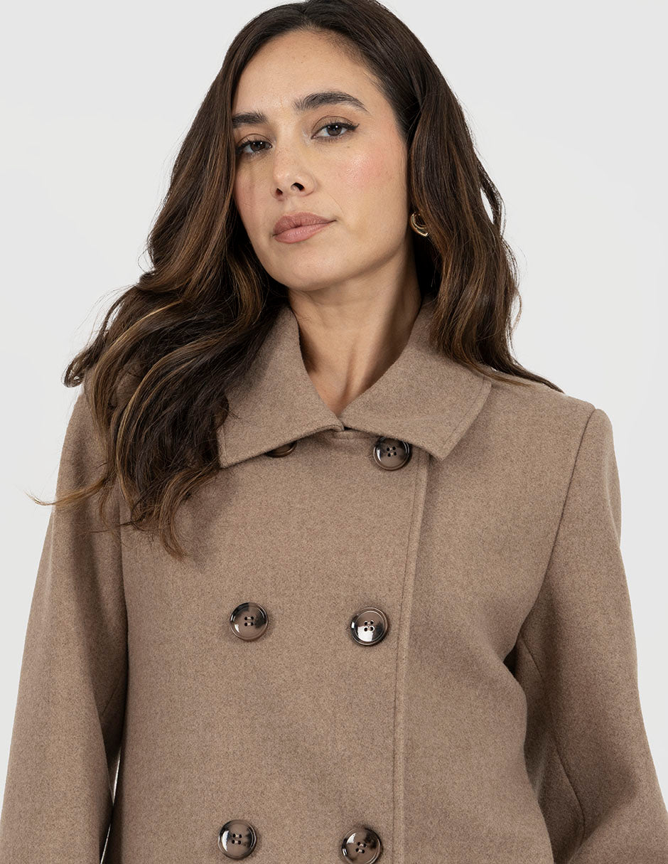 Abrigo largo color caqui y bolsillos laterales