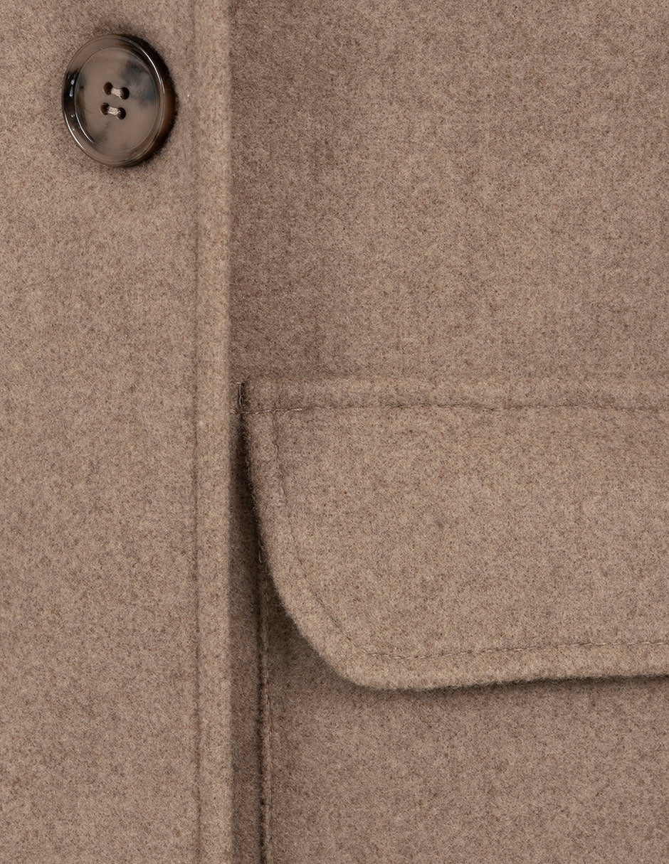 Abrigo largo color caqui y bolsillos laterales