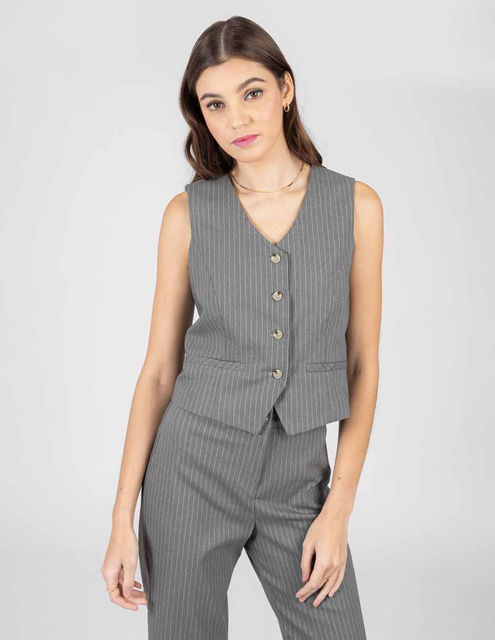 Chaleco gris de líneas y escote V (Conjunto)